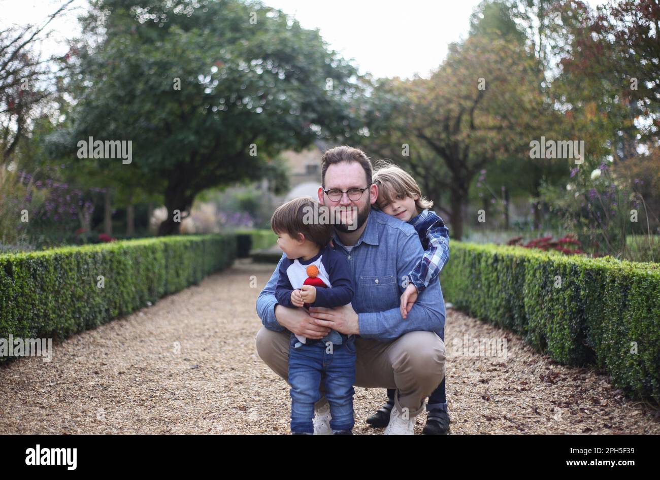 Famiglia felice in un bellissimo giardino Foto Stock
