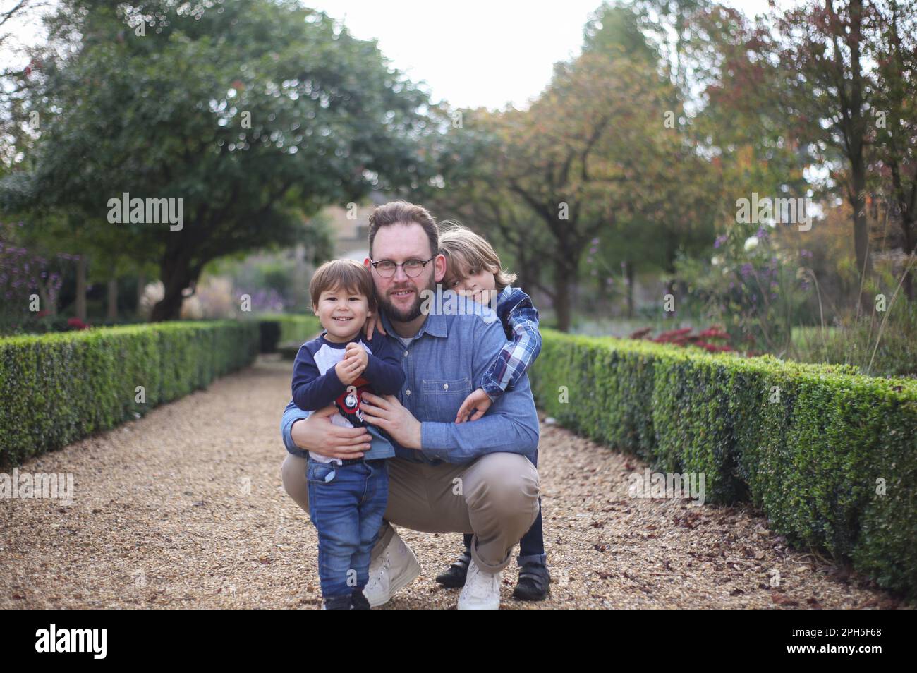 Famiglia felice in un bellissimo giardino Foto Stock