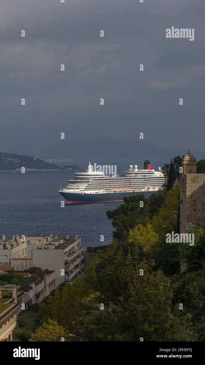 Cunard Liner Regina Elisabetta ancorato al largo di Monaco, Monte Carlo Foto Stock