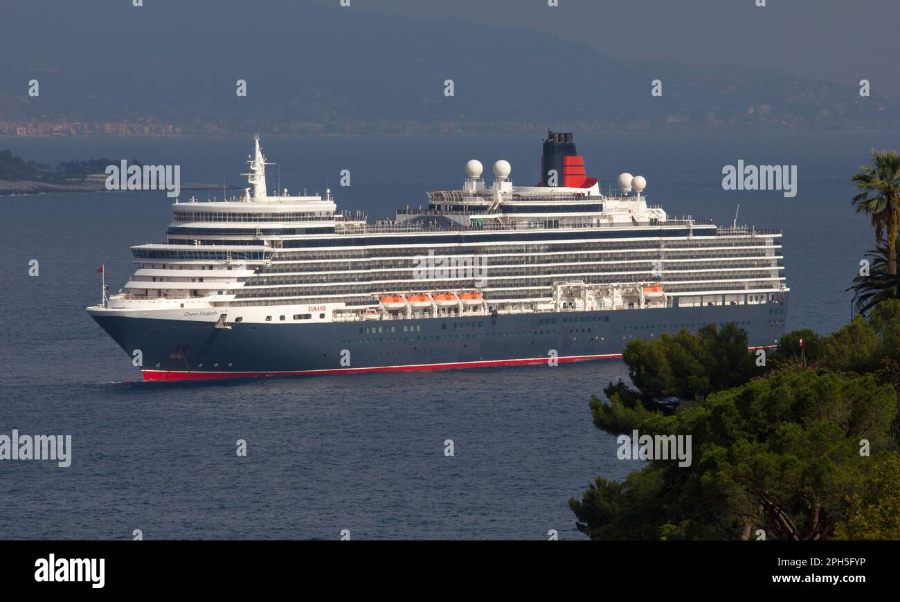 Cunard Liner Regina Elisabetta ancorato al largo di Monaco, Monte Carlo Foto Stock