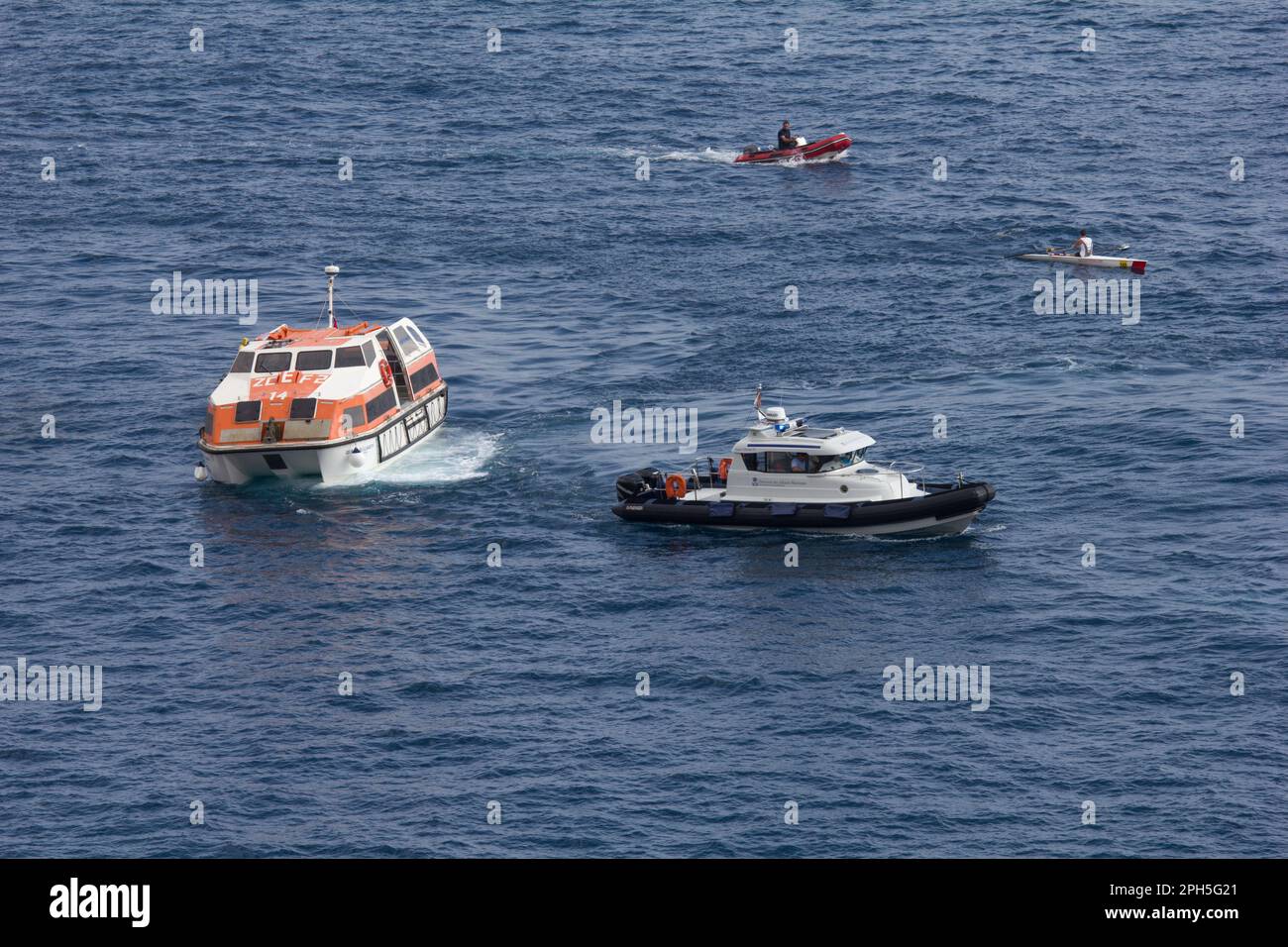 Una direzione Des Affaires Maritimes Patrol Craft, Monaco, fermare un tender da Cunard Liner Queen Elizabeth per consentire a uno scultore o vogatore di passare. Foto Stock