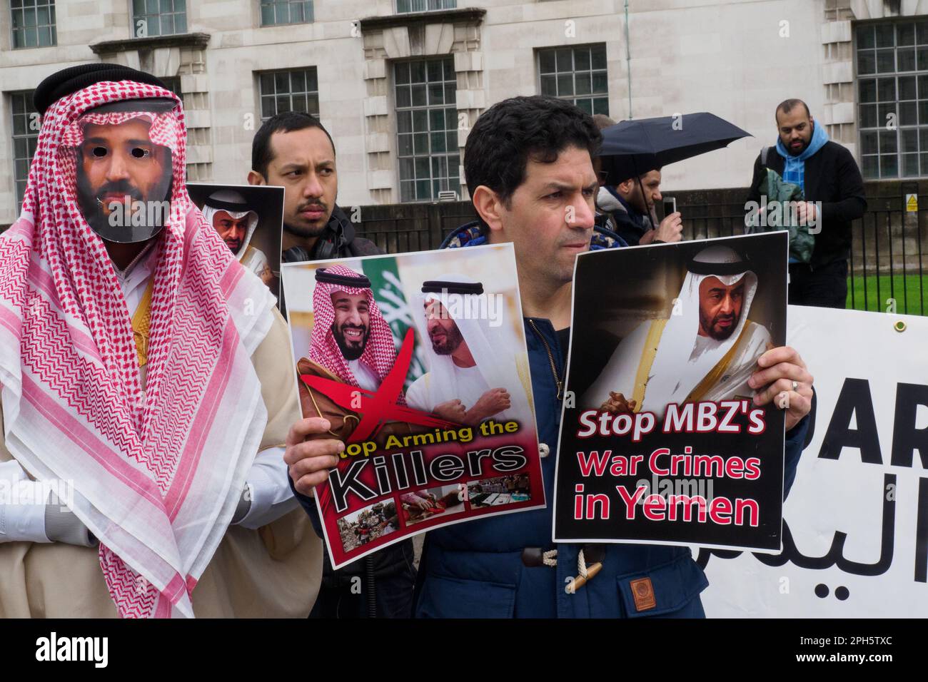 Londra, Regno Unito. 26 Mar 2023. 8 anni dopo l'inizio del brutale assalto allo Yemen da parte delle forze a guida Saudita, la gente si trova in una veglia a Downing St organizzata dal CAAT per le migliaia di morti e chiede al Regno Unito di smettere di fornire armi. Le Nazioni Unite stimano che più di 377.000 persone erano morte alla fine del 2021 e che il Regno Unito ha fornito armi per un valore di oltre £23 miliardi di dollari. Un protester con maschera di Sauid Crown Prince MBS. Peter Marshall/Alamy Live News Foto Stock