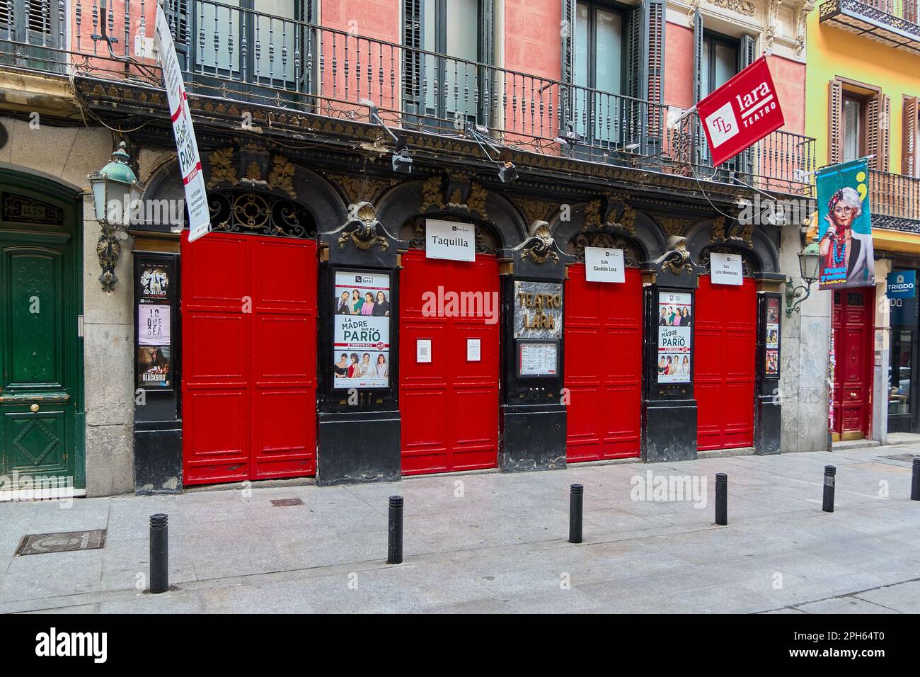 MADRID, SPAGNA - 26 marzo 2023: Facciata dell'ingresso al teatro Lara di Madrid Foto Stock