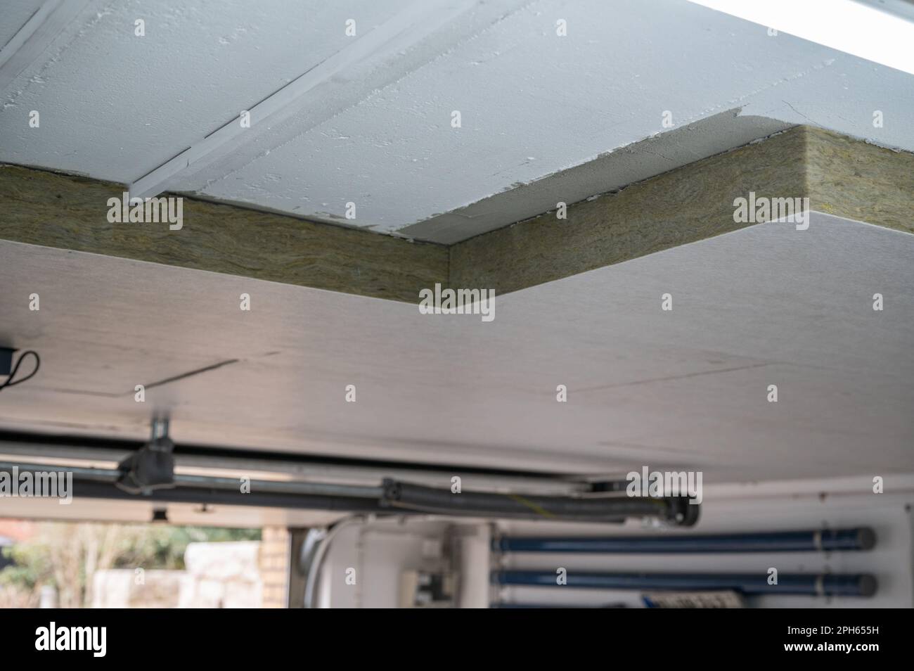 Pannelli isolanti in lana minerale, incollati sotto un soffitto del  seminterrato Foto stock - Alamy
