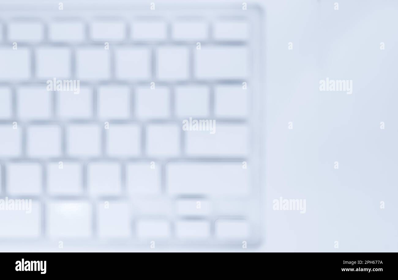 Sfondo astratto sfocato di un computer portatile con tastiera bianca pulita e spazio per le copie, vista dall'alto. Sfocato dei tasti e dei pulsanti del computer portatile backgro Foto Stock