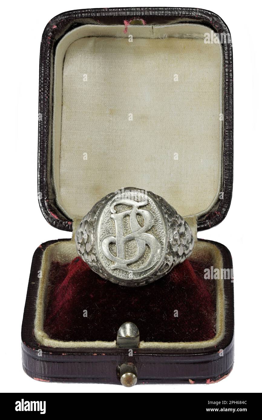 anello di tenuta in argento antico in scatola ad anello vintage isolato su sfondo bianco Foto Stock