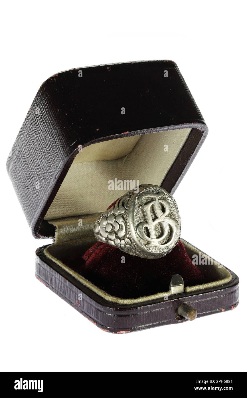 anello di tenuta in argento antico in scatola ad anello vintage isolato su sfondo bianco Foto Stock