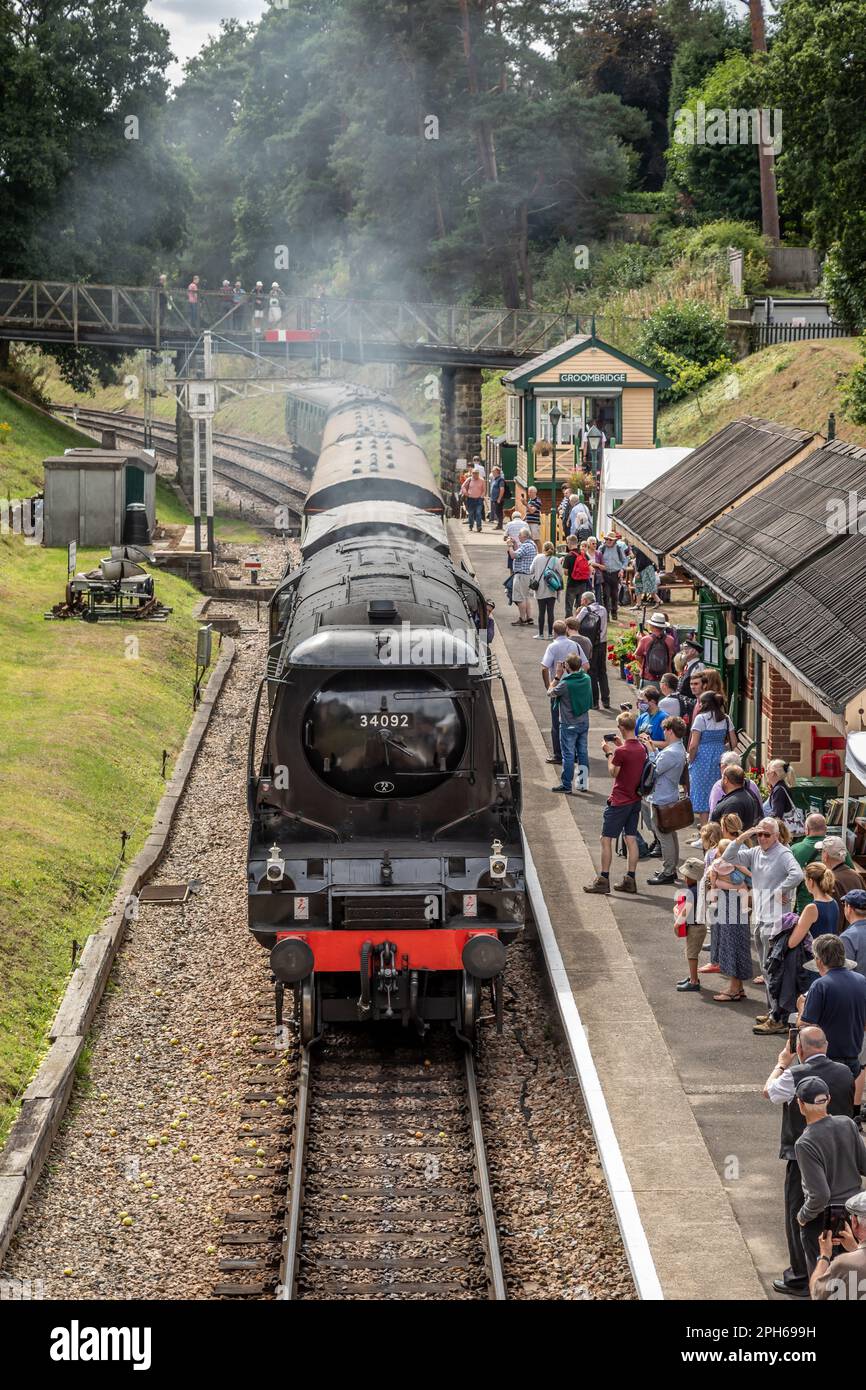 BR 'WC' 4-6-2 No. 34092 'Città di Wells' arriva a Groombridge sulla ferrovia della Valle di Spa Foto Stock