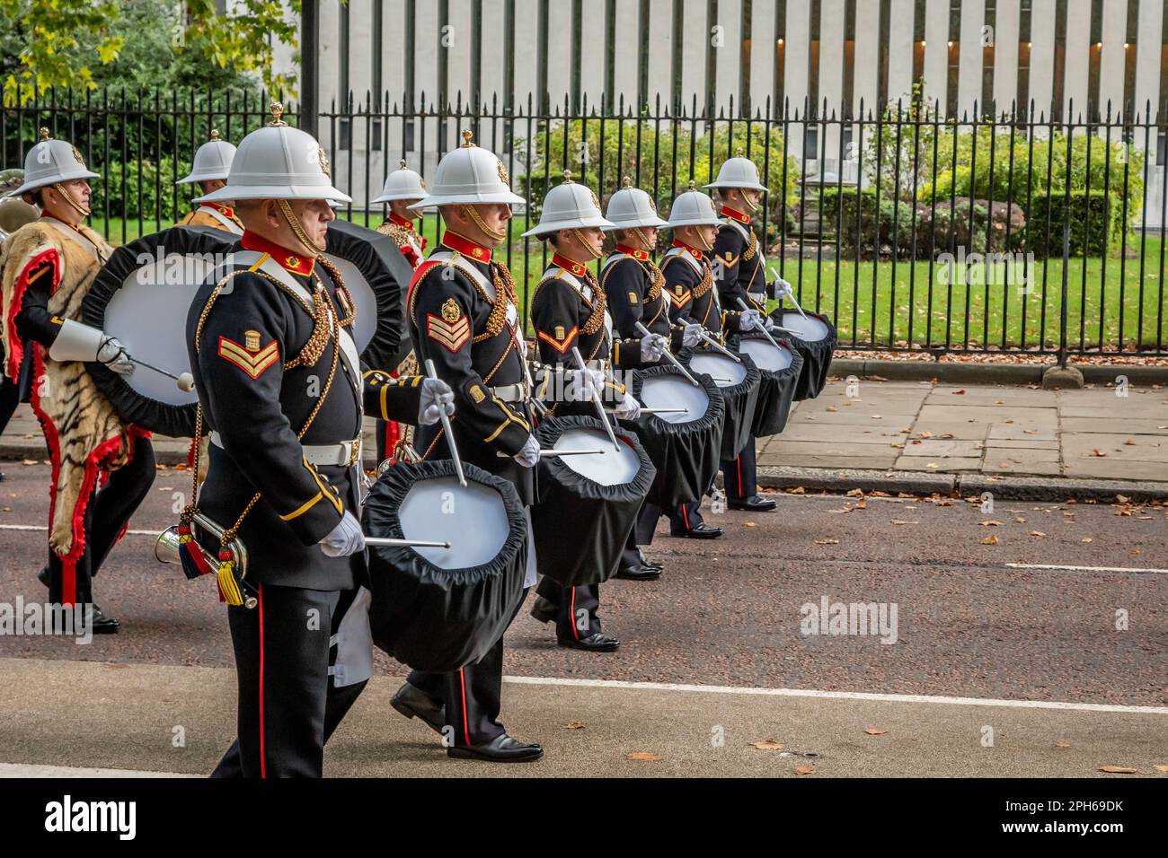 Royal Marines Corps of Drums visto durante la processione per lo stato sdraiato della Regina Elisabetta II, Birdcage Walk, Londra, Regno Unito Foto Stock