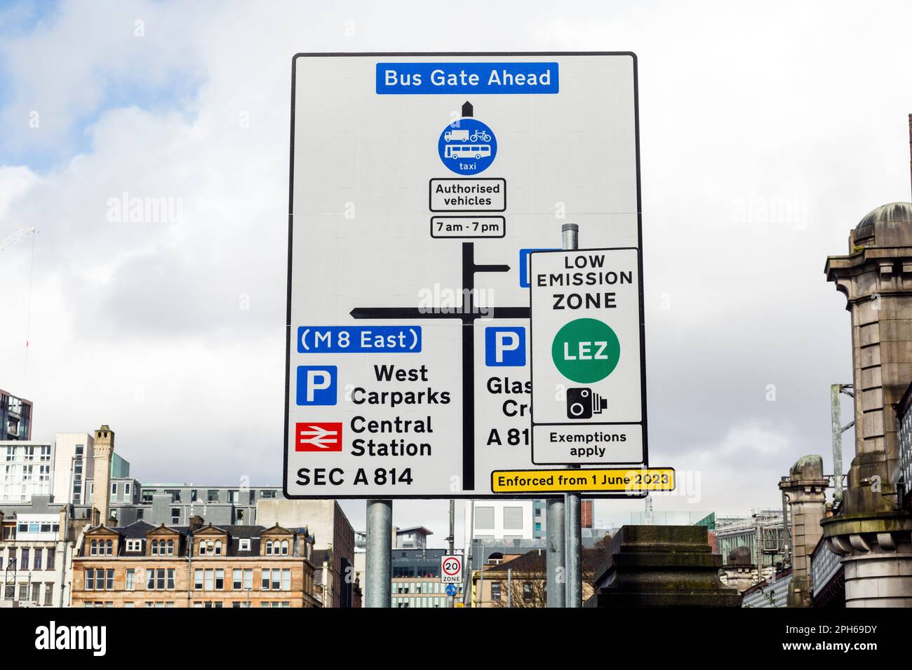 Zona a basse emissioni, porta degli autobus davanti e segnale di avvertimento di direzione, King George V Bridge, Glasgow, Scozia, Regno Unito, Europa Foto Stock