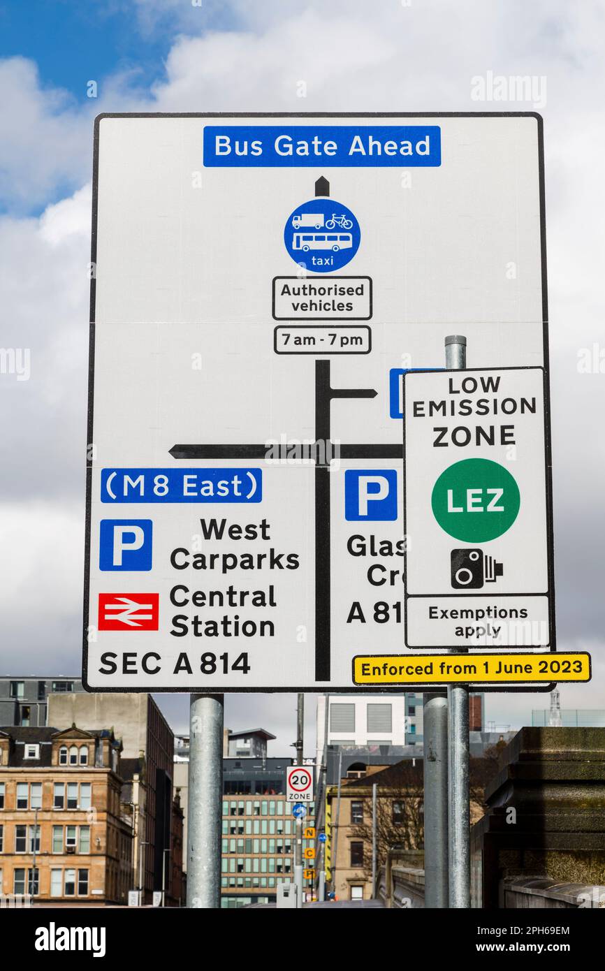 Zona a basse emissioni, porta degli autobus davanti e segnale di avvertimento di direzione, King George V Bridge, Glasgow, Scozia, Regno Unito, Europa Foto Stock