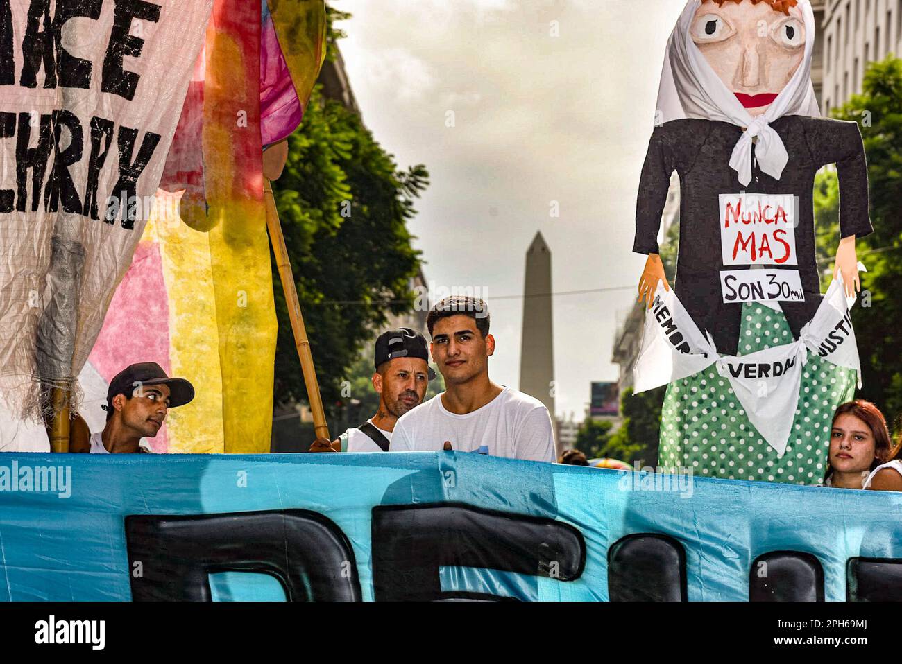 24 marzo 2023: Un grupo de personas marchan por una de las principales avenidas de Buenos Aires con el Obelisco de fondo durante la marcha del DÃ-a de la memoria./Un gruppo di persone percorre uno dei viali principali di Buenos Aires con l'obelisco sullo sfondo durante il giorno della memoria marzo./El DÃ-a Nacional de la memoria por la Verdad y la Justicia es un dÃ-a feriado inamovible de Argentina que se conmemora cada 24 de marzo. La fecha remite al golpe de Estado del 24 de marzo de 1976 y busca generar memoria y concierge colectiva para que los golpes de Estado y las violaciones Foto Stock