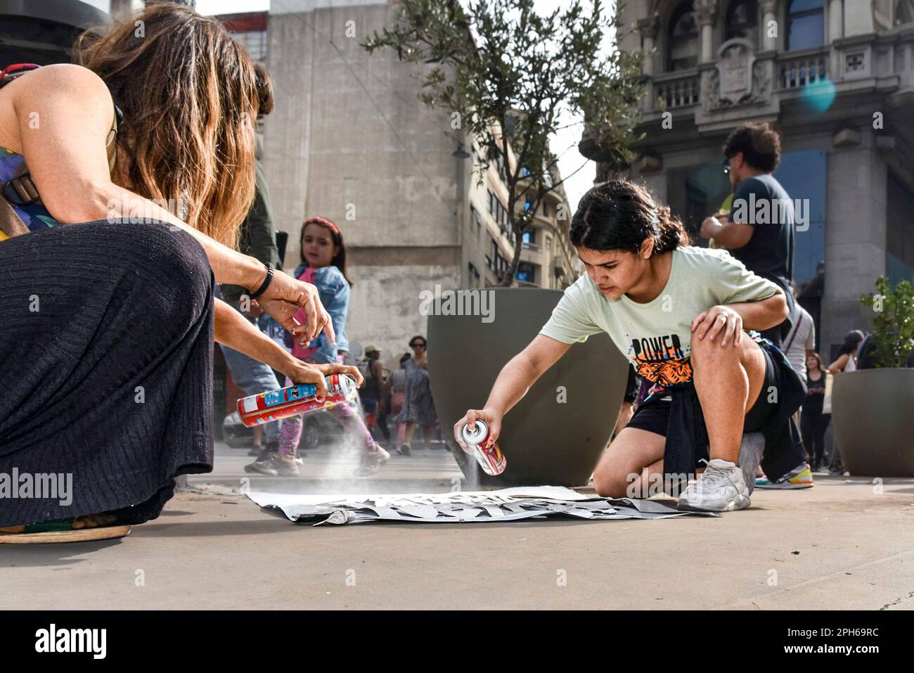 24 marzo 2023: DOS mujeres jovenes pintan un graffiti durante la marcha por el dÃ-a de la memoria./due giovani donne dipingono graffiti durante il Memorial Day marzo./El DÃ-a Nacional de la memoria por la Verdad y la Justicia es un dÃ-a feriado inamovible de Argentina que se memora cada 24 de marzo. La fecha remite al golpe de Estado del 24 de marzo de 1976 y busca generar memoria y concierge colectiva para que los golpes de Estado y las violaciones de derechos humanos no se repitan ''nunca mÃ¡s' y sus autores sean enjuiciados y castigados. El Proceso de ReorganizaciÃ³n Nacional fue una di Foto Stock