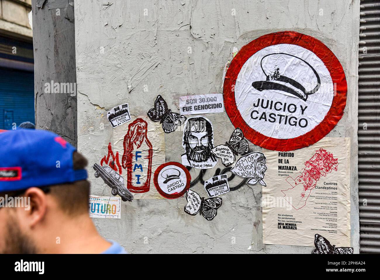 24 marzo 2023: IntervenciÃ³n artÃ-sticas con diferentes graffiti y stencil con spedas en relaciÃ³n al dia de la memoria, Verdad y Justicia./intervento artistico con diversi graffiti e stencil con slogan in relazione alla Giornata della memoria, Verità e giustizia./El DÃ-a Nacional de la memoria por la Verdad y la Justicia es un dÃ-a feriado inamovible de Argentina que se conmemora cada 24 de marzo. La fecha remite al golpe de Estado del 24 de marzo de 1976 y busca generar memoria y concierge colectiva para que los golpes de Estado y las violaciones de derechos humanos no se repitan '' Foto Stock