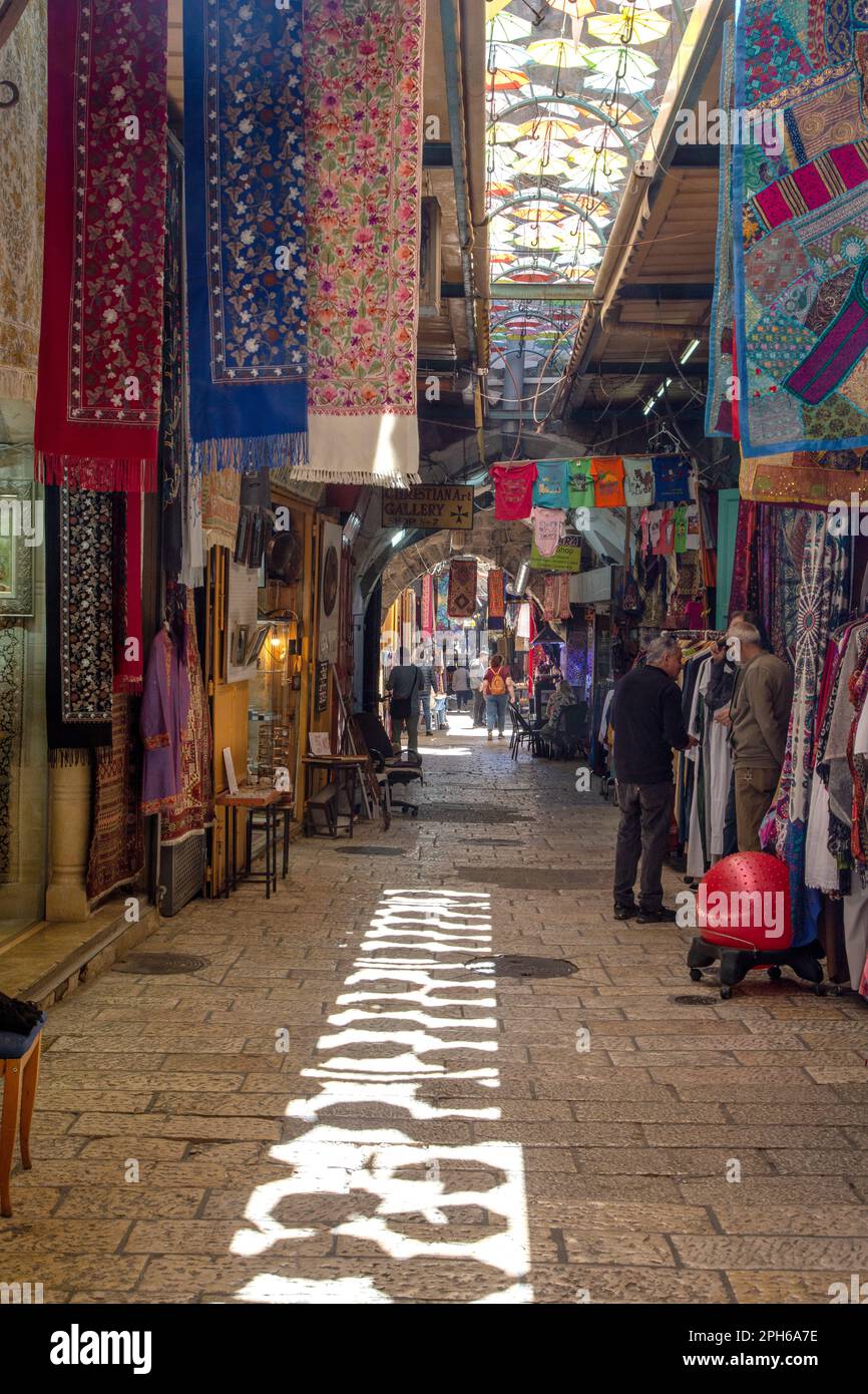 Colorate bancarelle del mercato e negozi nella vecchia Gerusalemme Foto Stock