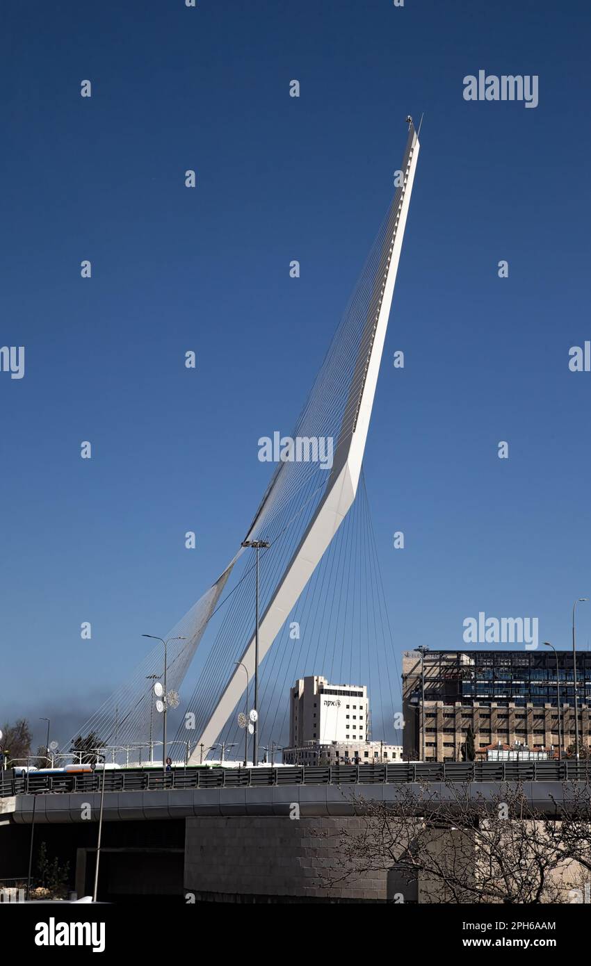 Chords Bridge, chiamato anche Ponte delle corde o Ponte della ferrovia leggera di Gerusalemme, progettato dall'architetto e ingegnere spagnolo Santiago Calatrava Foto Stock