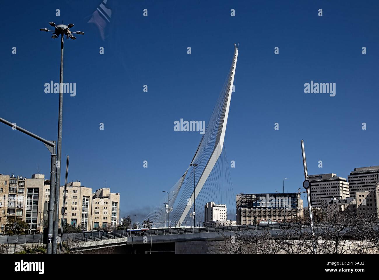 Chords Bridge, chiamato anche Ponte delle corde o Ponte della ferrovia leggera di Gerusalemme, progettato dall'architetto e ingegnere spagnolo Santiago Calatrava Foto Stock