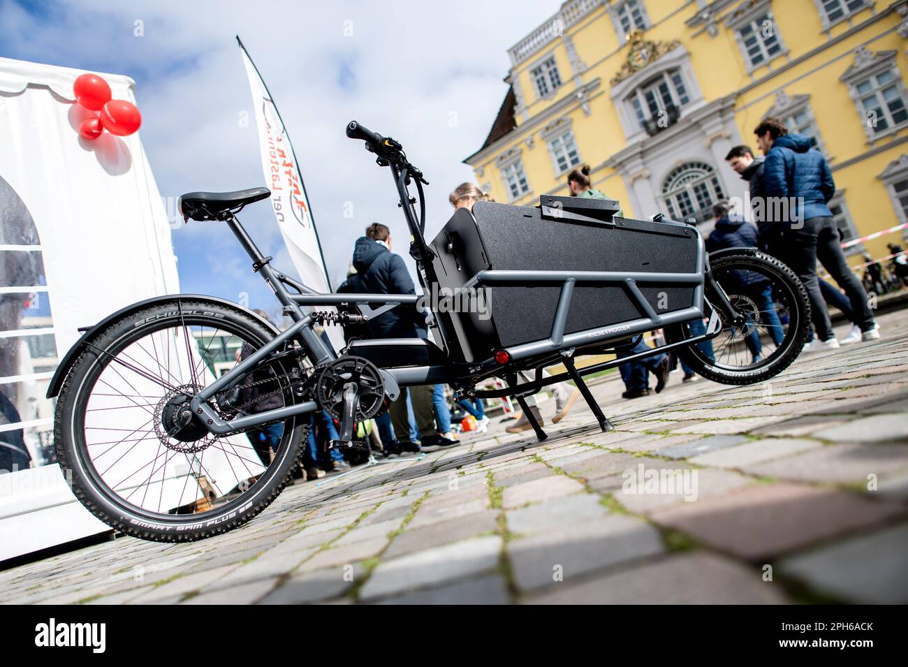 Oldenburg, Germania. 26th Mar, 2023. Una bici da carico di Riese und Müller  è in mostra a Schlossplatz nell'ambito dell'evento 'Hallo Fahrrad'. Con  varie azioni come un BMX show, un codice di