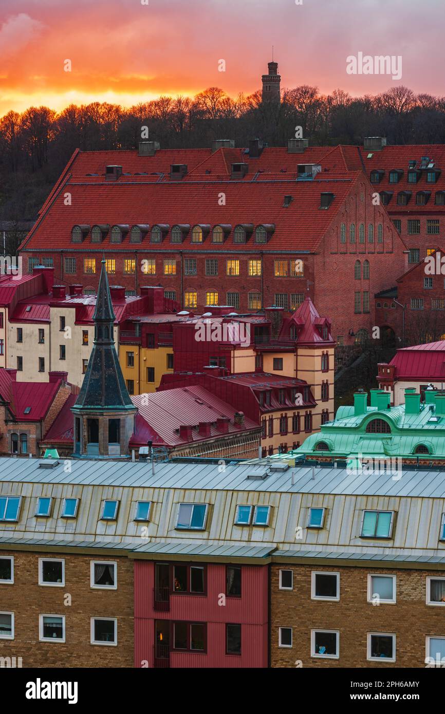 Un tramonto mozzafiato dipinge il cielo in colori vibranti sul quartiere residenziale di Gothenburgs, mostrando la sua splendida architettura e la sua struttura costruita Foto Stock