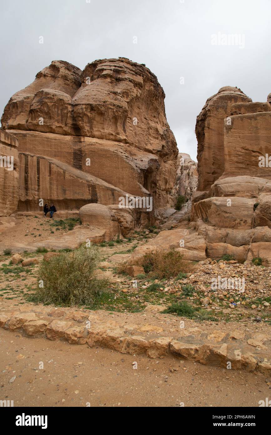 Uno spazio tra le scogliere che camminano verso il Tesoro a Petra Jordan Foto Stock
