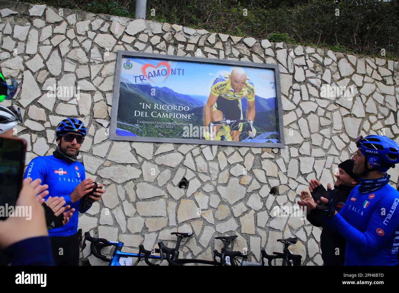 Tramonti, Salerno, Italia. 26th Mar, 2023. Tramonti, Salerno, Italia : 26 marzo 2023 : durante una gara di ciclista amatoriale tra la penisola sorrentina e la costiera amalfitana, in località Valico di Chiunzi è stata inaugurata una targa in memoria del grande ciclista di tutti i tempi Marco Pantani. Tre ciclisti professionisti, Gianni Bugno, Marco velo e Daniele Bennati, erano presenti alla gara e all'inaugurazione della targa. (Credit Image: © Pasquale Senatore/Pacific Press via ZUMA Press Wire) SOLO PER USO EDITORIALE! Non per USO commerciale! Foto Stock