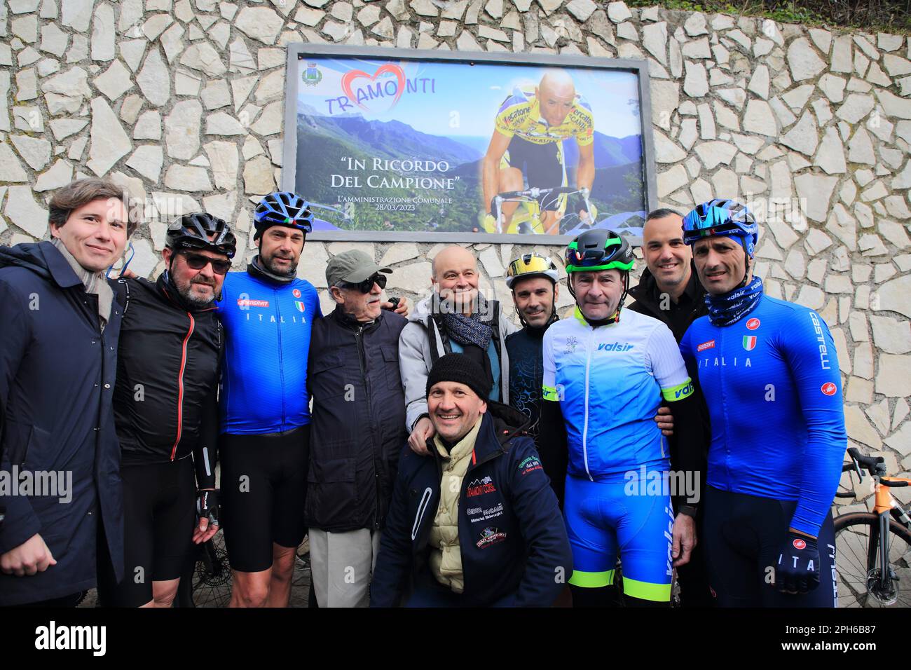 Tramonti, Salerno, Italia. 26th Mar, 2023. Tramonti, Salerno, Italia : 26 marzo 2023 : durante una gara di ciclista amatoriale tra la penisola sorrentina e la costiera amalfitana, in località Valico di Chiunzi è stata inaugurata una targa in memoria del grande ciclista di tutti i tempi Marco Pantani. Tre ciclisti professionisti, Gianni Bugno, Marco velo e Daniele Bennati, erano presenti alla gara e all'inaugurazione della targa. (Credit Image: © Pasquale Senatore/Pacific Press via ZUMA Press Wire) SOLO PER USO EDITORIALE! Non per USO commerciale! Foto Stock