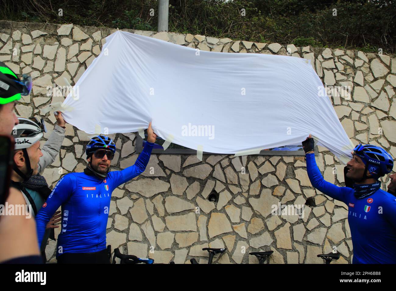 Tramonti, Salerno, Italia. 26th Mar, 2023. Tramonti, Salerno, Italia : 26 marzo 2023 : durante una gara di ciclista amatoriale tra la penisola sorrentina e la costiera amalfitana, in località Valico di Chiunzi è stata inaugurata una targa in memoria del grande ciclista di tutti i tempi Marco Pantani. Tre ciclisti professionisti, Gianni Bugno, Marco velo e Daniele Bennati, erano presenti alla gara e all'inaugurazione della targa. (Credit Image: © Pasquale Senatore/Pacific Press via ZUMA Press Wire) SOLO PER USO EDITORIALE! Non per USO commerciale! Foto Stock