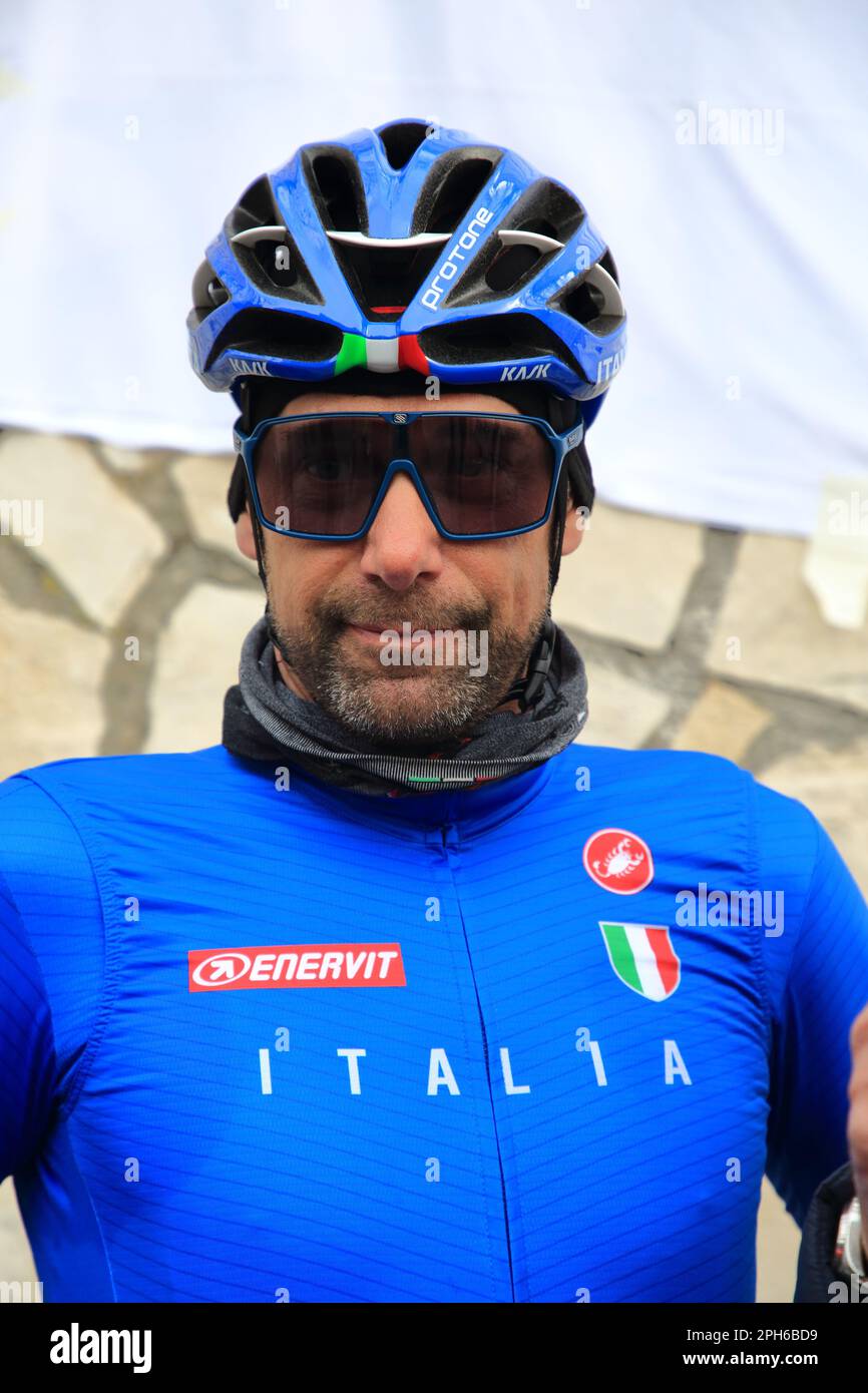 Tramonti, Salerno, Italia. 26th Mar, 2023. Tramonti, Salerno, Italia : 26 marzo 2023 :Marco velo in immagini. Durante una gara di ciclista amatoriale tra la penisola sorrentina e la costiera amalfitana, in località Valico di Chiunzi è stata inaugurata una targa in memoria del grande ciclista di tutti i tempi Marco Pantani. Tre ciclisti professionisti, Gianni Bugno, Marco velo e Daniele Bennati, erano presenti alla gara e all'inaugurazione della targa. (Credit Image: © Pasquale Senatore/Pacific Press via ZUMA Press Wire) SOLO PER USO EDITORIALE! Non per USO commerciale! Foto Stock