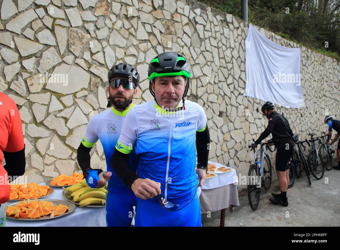 Tramonti, Salerno, Italia. 26th Mar, 2023. Tramonti, Salerno, Italia : 26 marzo 2023 :Gianni Bugno in immagini. Durante una gara di ciclista amatoriale tra la penisola sorrentina e la costiera amalfitana, in località Valico di Chiunzi è stata inaugurata una targa in memoria del grande ciclista di tutti i tempi Marco Pantani. Tre ciclisti professionisti, Gianni Bugno, Marco velo e Daniele Bennati, erano presenti alla gara e all'inaugurazione della targa. (Credit Image: © Pasquale Senatore/Pacific Press via ZUMA Press Wire) SOLO PER USO EDITORIALE! Non per USO commerciale! Foto Stock