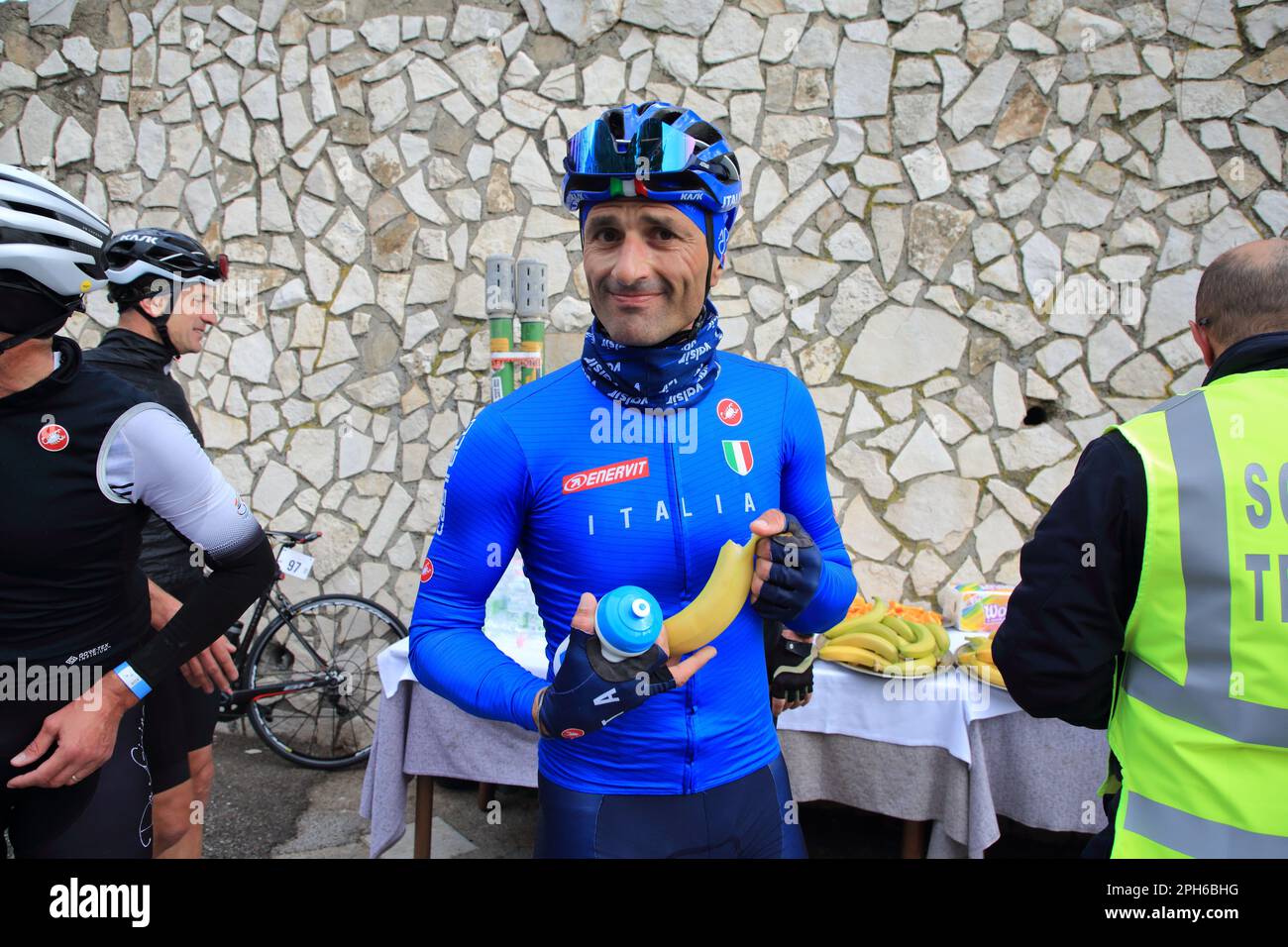 Tramonti, Salerno, Italia. 26th Mar, 2023. Tramonti, Salerno, Italia : 26 marzo 2023 :Daniele Bennati in immagini. Durante una gara di ciclista amatoriale tra la penisola sorrentina e la costiera amalfitana, in località Valico di Chiunzi è stata inaugurata una targa in memoria del grande ciclista di tutti i tempi Marco Pantani. Tre ciclisti professionisti, Gianni Bugno, Marco velo e Daniele Bennati, erano presenti alla gara e all'inaugurazione della targa. (Credit Image: © Pasquale Senatore/Pacific Press via ZUMA Press Wire) SOLO PER USO EDITORIALE! Non per USO commerciale! Foto Stock