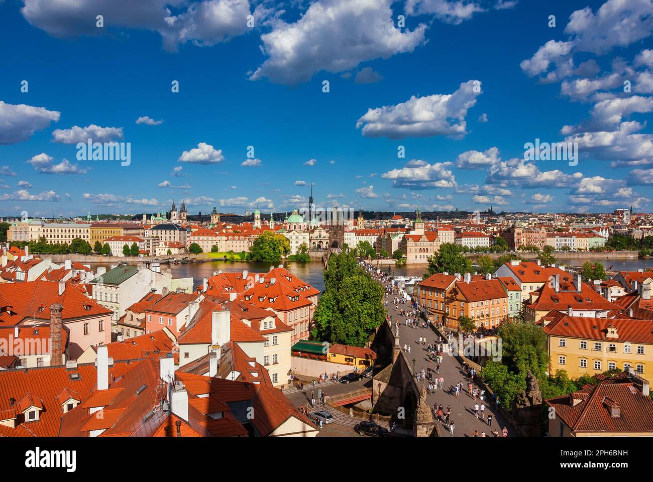 Centro storico di Praga bellissimo skyline con il Ponte Carlo e il fiume Moldava dalla Torre del Ponte Mala Strana Foto Stock