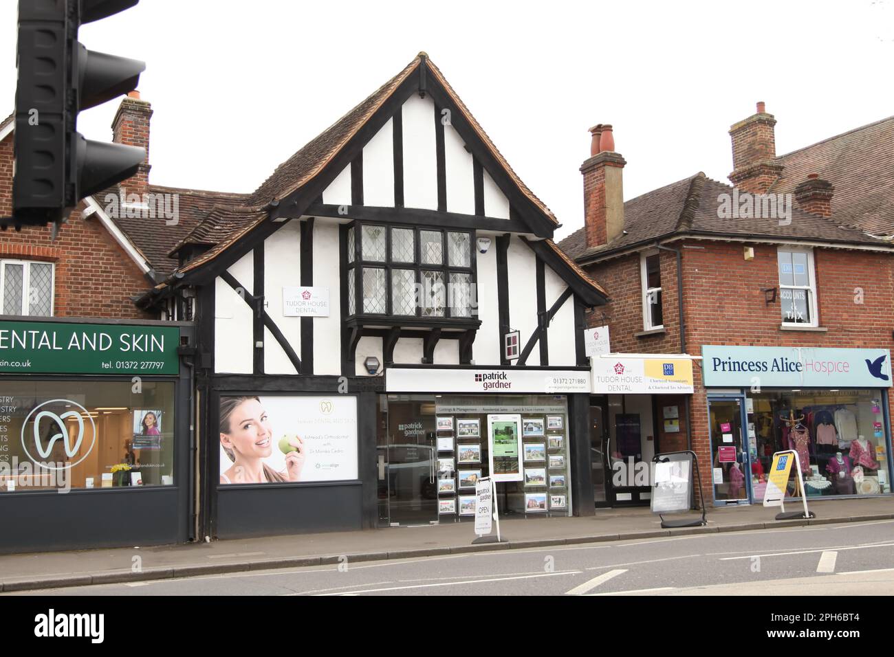Patrick Gardner Estate Agent con sede a Tudor Building in Ashtead High Street, Ashtead, Surrey, Inghilterra, Regno Unito, 2023 Foto Stock