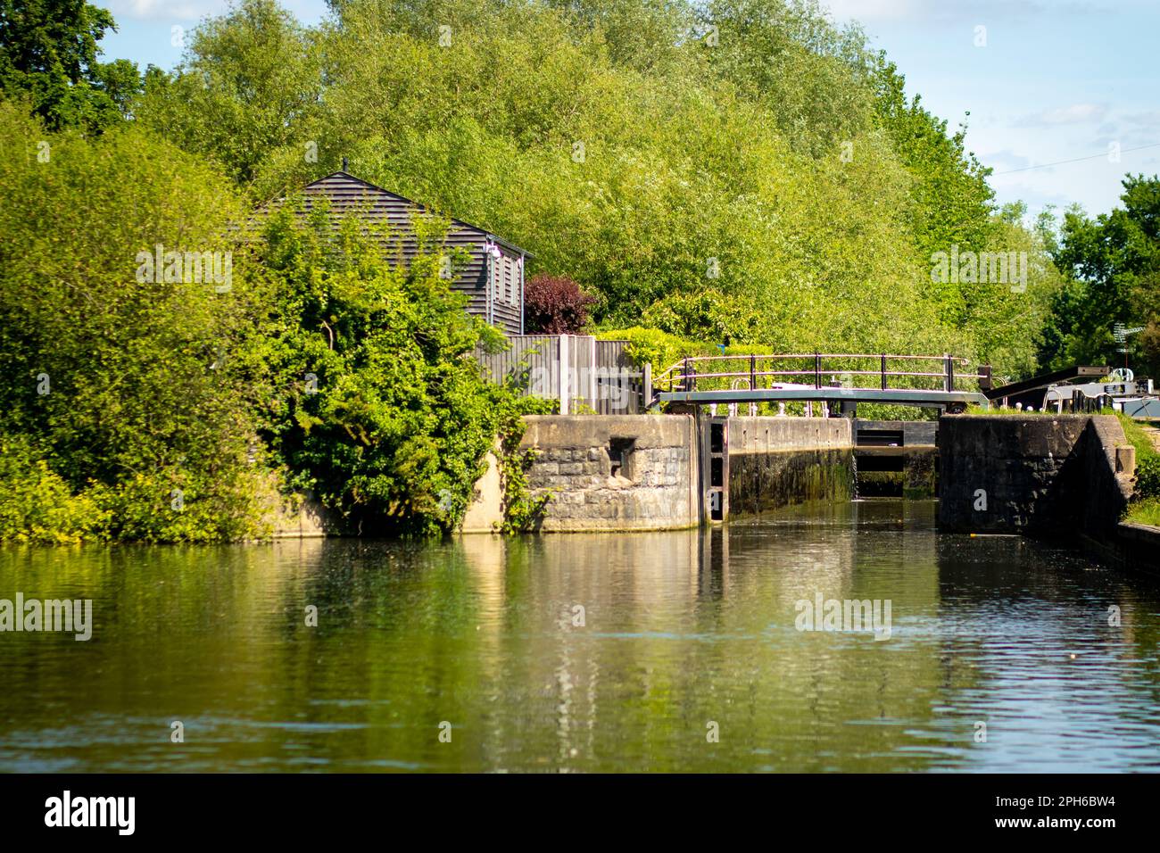 Dobb's Weir sul fiume Lea / Lee in una giornata di sole Foto Stock