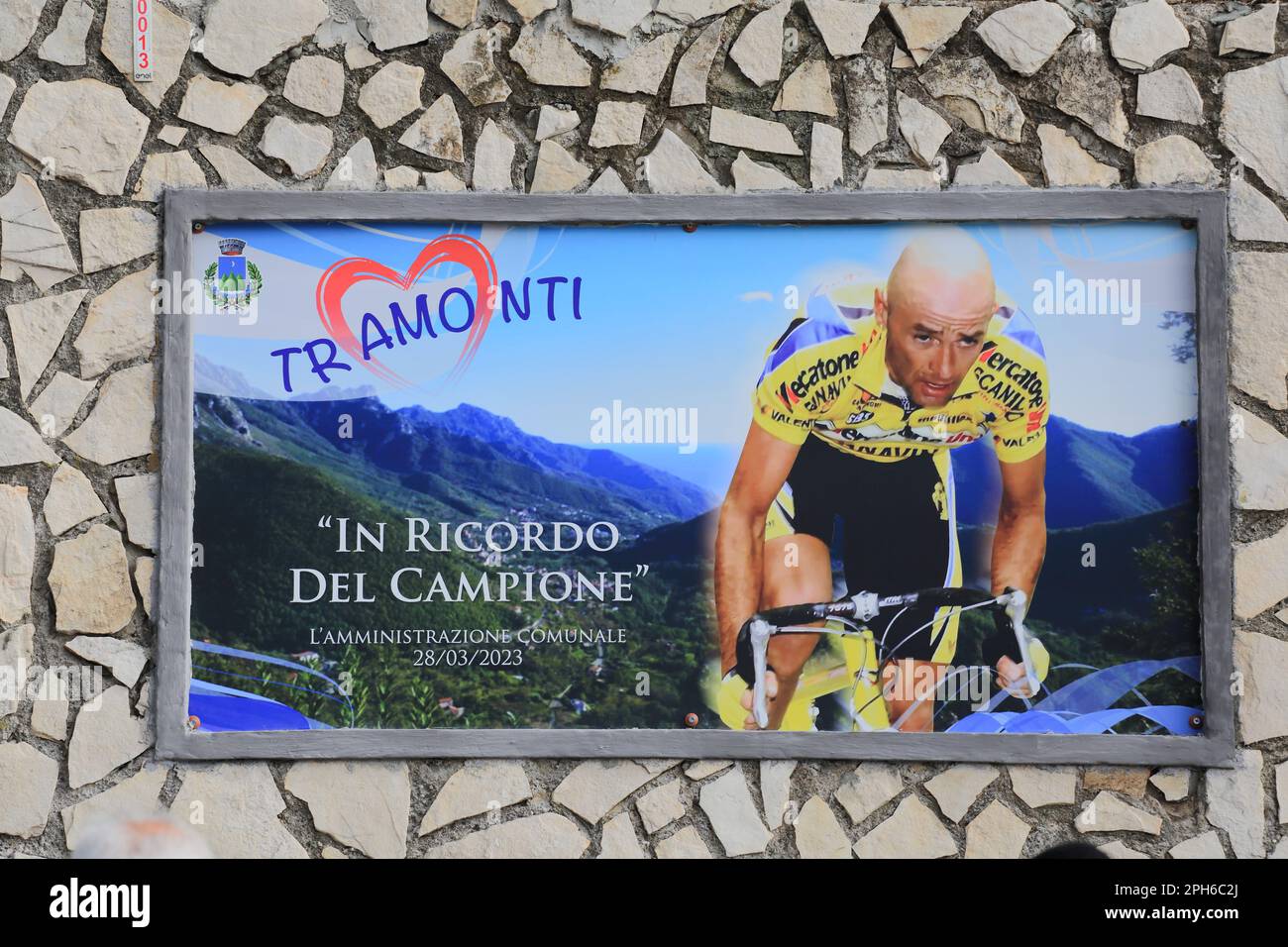 Tramonti, Salerno, Italia. 26th Mar, 2023. Tramonti, Salerno, Italia : 26 marzo 2023 la targa dedicata a Marco Pantani. Durante una gara di ciclista amatoriale tra la penisola sorrentina e la costiera amalfitana, in località Valico di Chiunzi è stata inaugurata una targa in memoria del grande ciclista di tutti i tempi Marco Pantani. Tre ciclisti professionisti, Gianni Bugno, Marco velo e Daniele Bennati, erano presenti alla gara e all'inaugurazione della targa. (Credit Image: © Pasquale Senatore/Pacific Press via ZUMA Press Wire) SOLO PER USO EDITORIALE! Non per USO commerciale! Foto Stock