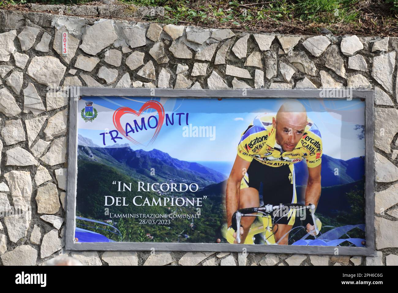 Tramonti, Salerno, Italia. 26th Mar, 2023. Tramonti, Salerno, Italia : 26 marzo 2023 la targa dedicata a Marco Pantani. Durante una gara di ciclista amatoriale tra la penisola sorrentina e la costiera amalfitana, in località Valico di Chiunzi è stata inaugurata una targa in memoria del grande ciclista di tutti i tempi Marco Pantani. Tre ciclisti professionisti, Gianni Bugno, Marco velo e Daniele Bennati, erano presenti alla gara e all'inaugurazione della targa. (Credit Image: © Pasquale Senatore/Pacific Press via ZUMA Press Wire) SOLO PER USO EDITORIALE! Non per USO commerciale! Foto Stock