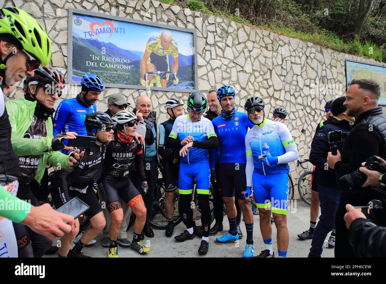 Tramonti, Salerno, Italia. 26th Mar, 2023. Tramonti, Salerno, Italia : 26 marzo 2023 : durante una gara di ciclista amatoriale tra la penisola sorrentina e la costiera amalfitana, in località Valico di Chiunzi è stata inaugurata una targa in memoria del grande ciclista di tutti i tempi Marco Pantani. Tre ciclisti professionisti, Gianni Bugno, Marco velo e Daniele Bennati, erano presenti alla gara e all'inaugurazione della targa. (Credit Image: © Pasquale Senatore/Pacific Press via ZUMA Press Wire) SOLO PER USO EDITORIALE! Non per USO commerciale! Foto Stock