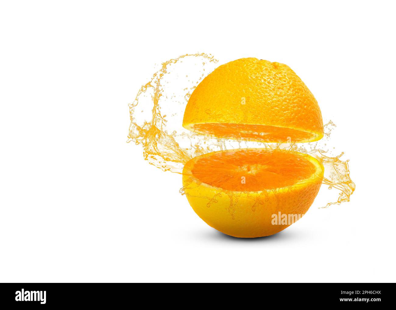 Arancia tagliata a metà con un po' di succo su fondo bianco Foto Stock