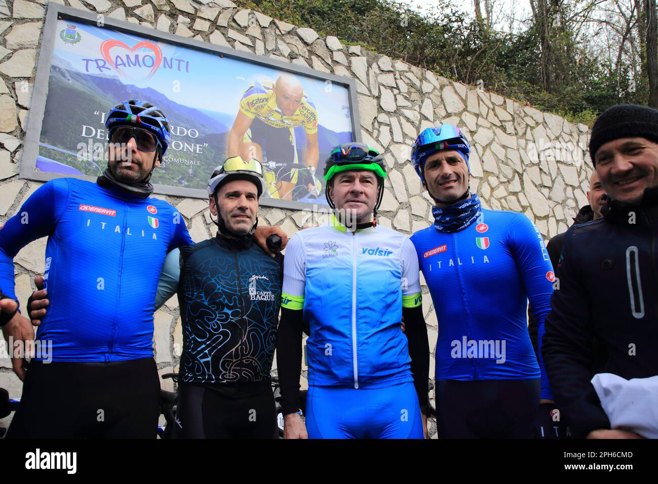 26 marzo 2023, Tramonti, Salerno, Italia: Tramonti, Salerno, Italia : 26 marzo 2023 :Marco velo (a sinistra) Gianni Bugno (al centro) e Daniele Bennati (a destra) in foto. Durante una gara di ciclista amatoriale tra la penisola sorrentina e la costiera amalfitana, in località Valico di Chiunzi è stata inaugurata una targa in memoria del grande ciclista di tutti i tempi Marco Pantani. Tre ciclisti professionisti, Gianni Bugno, Marco velo e Daniele Bennati, erano presenti alla gara e all'inaugurazione della targa. (Credit Image: © Pasquale Senatore/Pacific Press via ZUMA Press Wire) SOLO PER USO EDITORIALE! No Foto Stock