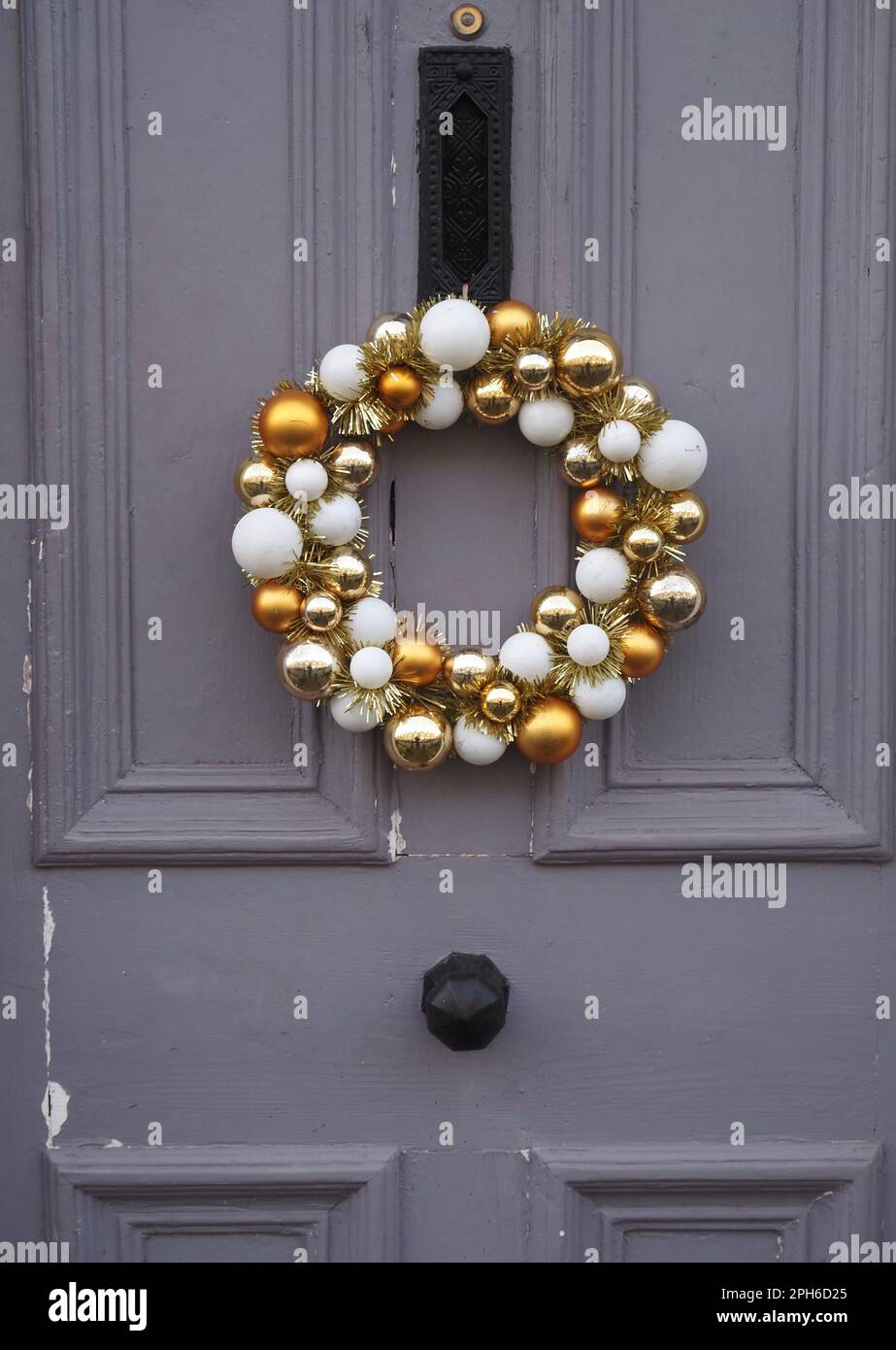 Corona di Natale su una porta d'ingresso a Bath, Regno Unito. Dicembre 2022. Foto Stock