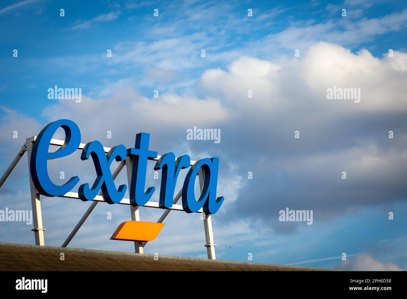 Meridian Water, Londra, 23rd luglio 2022: Segno extra Tesco in rosso e blu Foto Stock