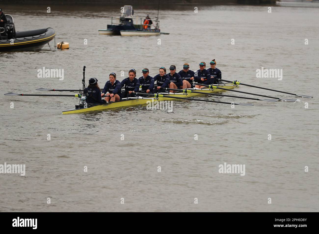 River Thames, Londra, Regno Unito. 26th Mar, 2023. Gare nautiche universitarie, Oxford Women contro Cambridge Women ; Oxford Women manouver alla posizione di partenza. Arco: Laurel Kaye, 2: Claire Aitken, 3: Sara Helin, 4: Ella Stadler, 5: Alison Carrington, 6: Freya Willis, 7: Sarah Marshall, Stroke: Esther Austin, Cox: Tara Slade. Credit: Action Plus Sports/Alamy Live News Foto Stock