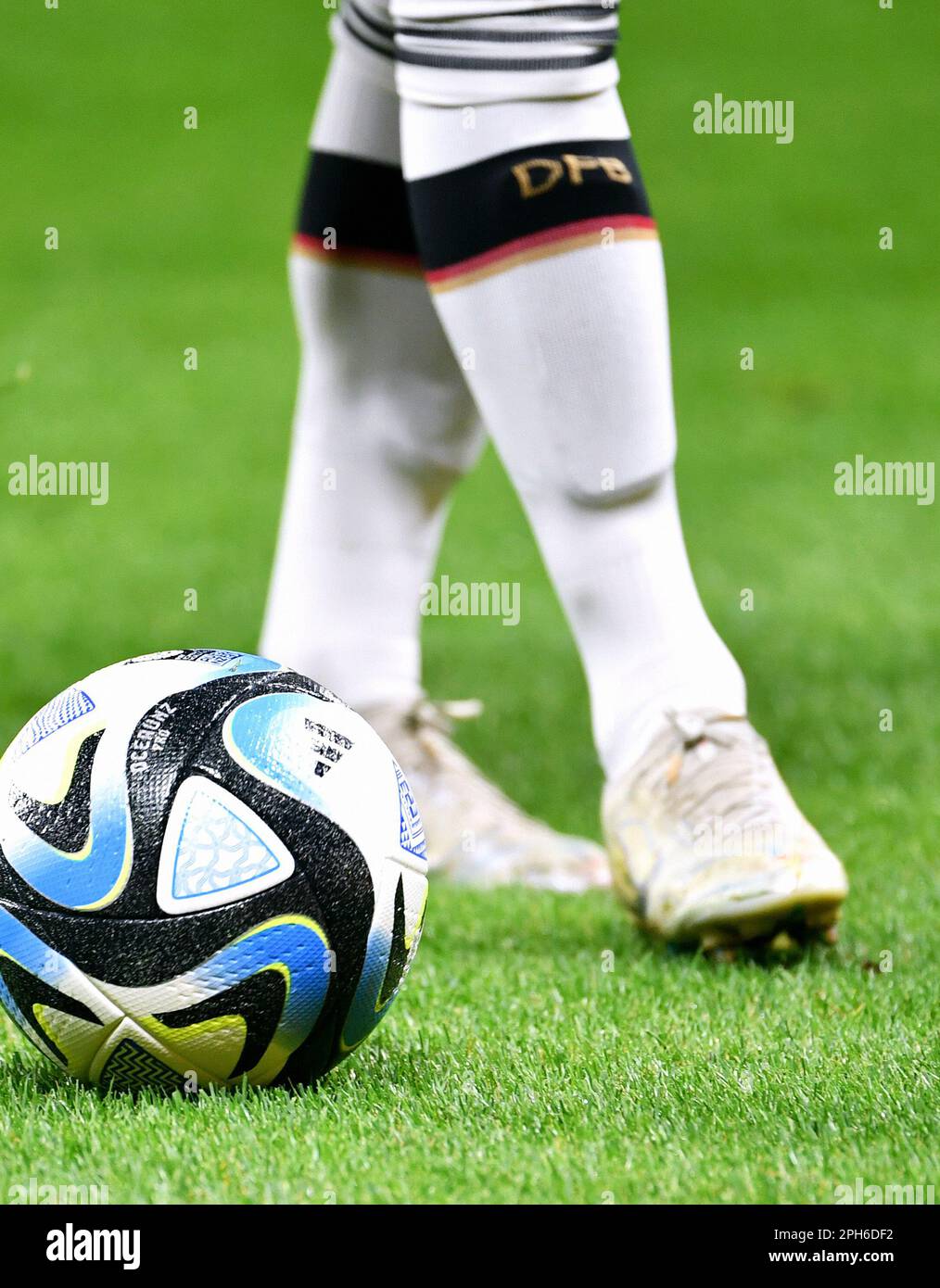 Nazionale di calcio, partita internazionale, Mewa-Arena Mainz: Germania vs Perù; pallone ufficiale della Coppa del mondo FIFA, adidas Oceaunz Foto Stock