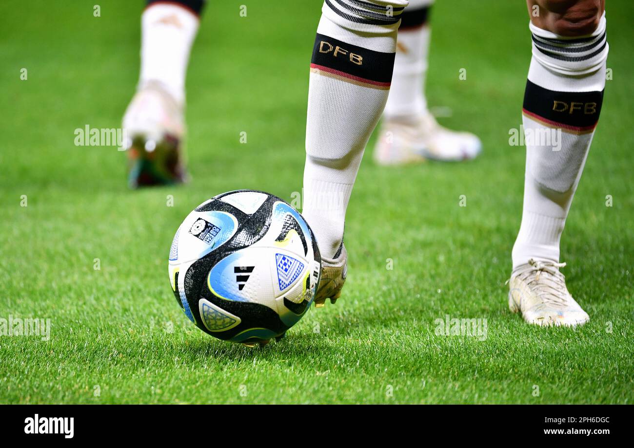Nazionale di calcio, partita internazionale, Mewa-Arena Mainz: Germania vs Perù; pallone ufficiale della Coppa del mondo FIFA, adidas Oceaunz Foto Stock