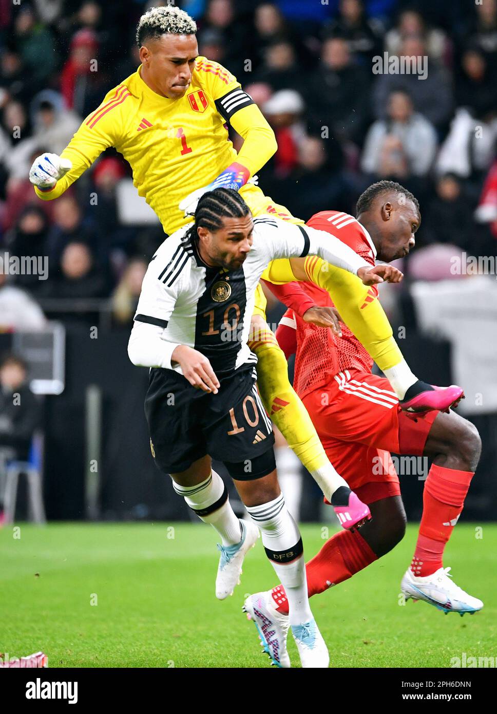 Nazionale di calcio, partita internazionale, Mewa-Arena Mainz: Germania vs Perù; Serge Gnabry (GER), Pedro Gallese (PER) Foto Stock