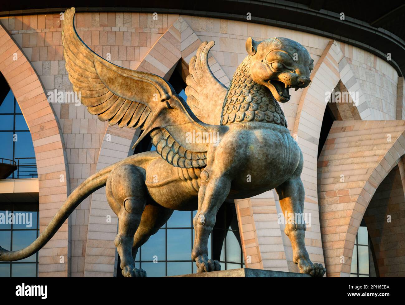 Kazan - 18 giugno 2021: Statua di bronzo del leopardo al tramonto in Kazan, Tatarstan, Russia. Kazan Family Center (Palazzo delle Nozze) è l'attrazione turistica di K Foto Stock