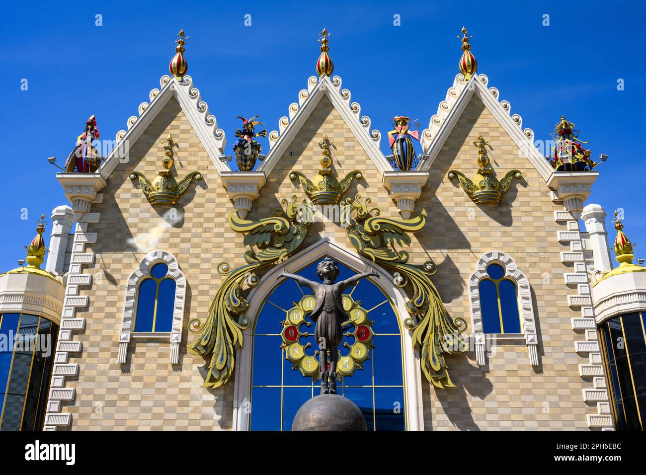 Kazan, Russia - 18 giugno 2021: Tatar state teatro di burattini Ekiyat, Kazan, Tatarstan. È il punto di riferimento di Kazan. Bellissimo edificio, fiaba dei bambini p Foto Stock