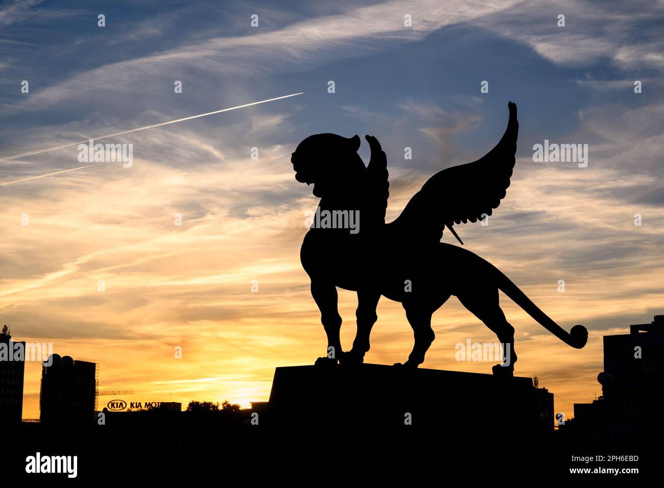 Kazan, Russia - 18 giugno 2021: Silhouette della statua alata del leopardo al Palazzo delle nozze (centro della famiglia) al tramonto, Kazan, Tatarstan. Questo posto è un landma Foto Stock