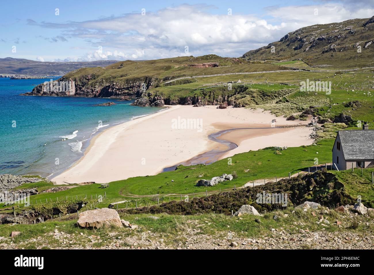 La spiaggia di sabbia bianca riparata a Sangobeg, Durness, North Coast Sutherland in una bella e tranquilla giornata di primavera, Highlands scozzesi, Scozia, Regno Unito Foto Stock