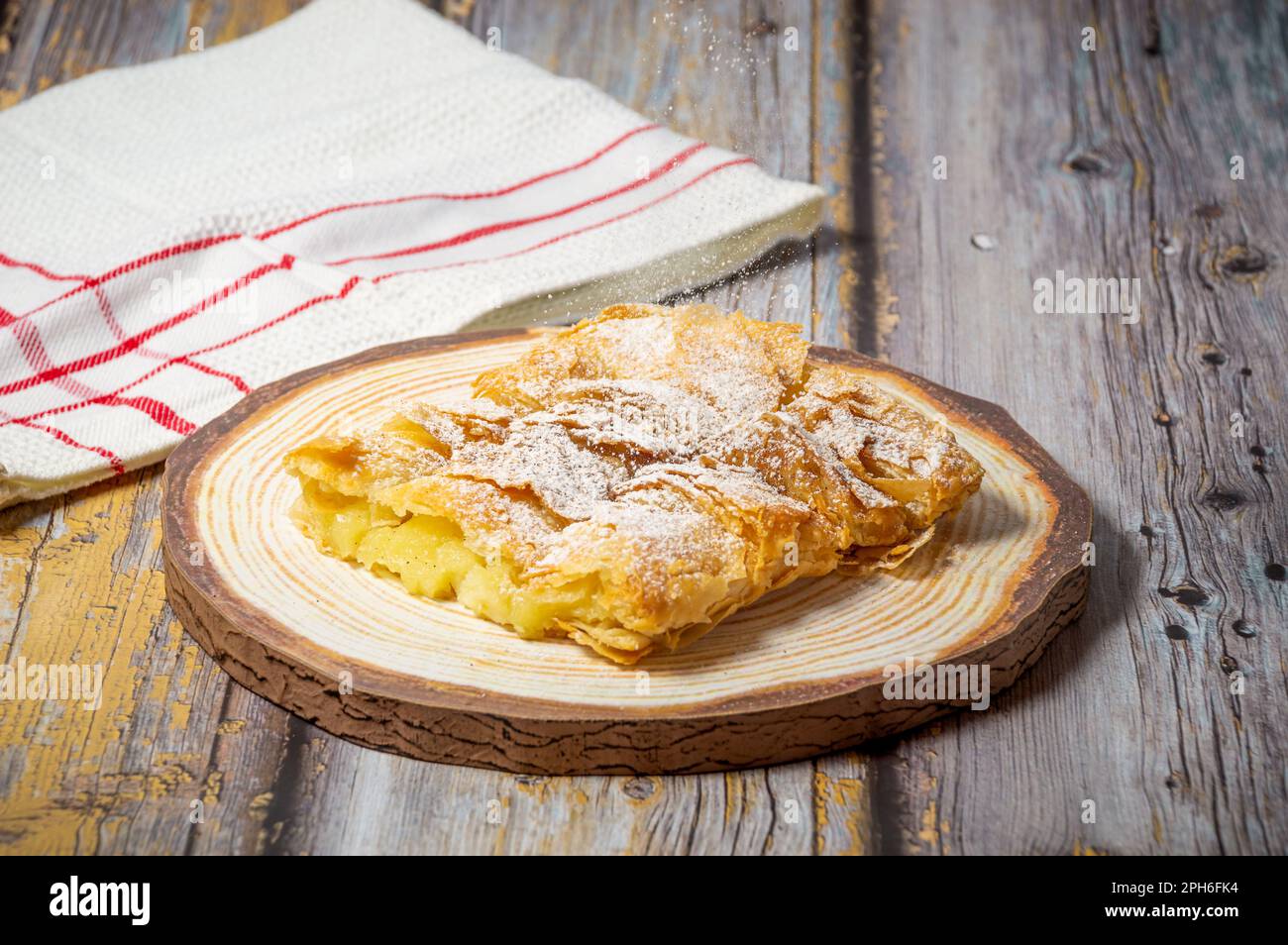 Pasta greca Bougatsa con pasta di fillo e crema di crema di semola. Foto Stock
