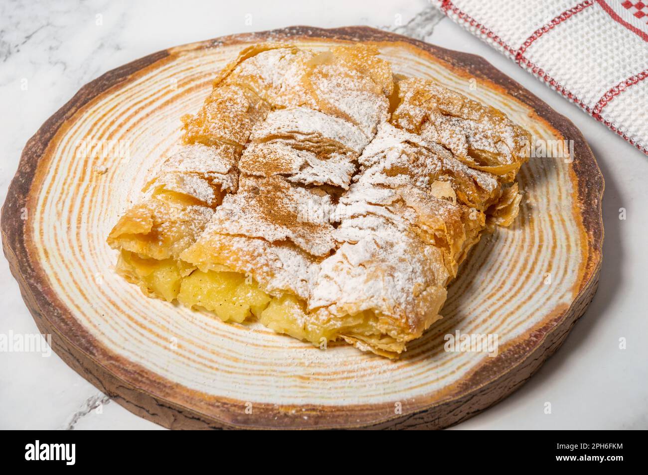 Pasta greca Bougatsa con pasta di fillo e crema di crema di semola. Foto Stock